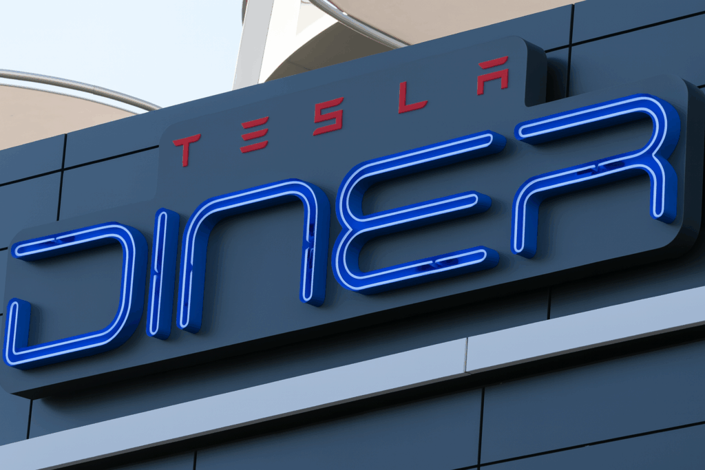 Tesla Diner: il concept retro-futuristico di Elon Musk debutta a Los Angeles