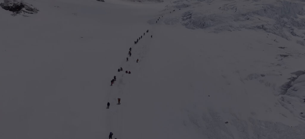 Un volo che svela l’anima dell’Everest